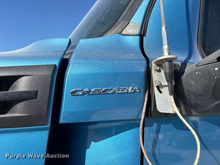 image for item DW7267 2019 Freightliner Cascadia semi truck