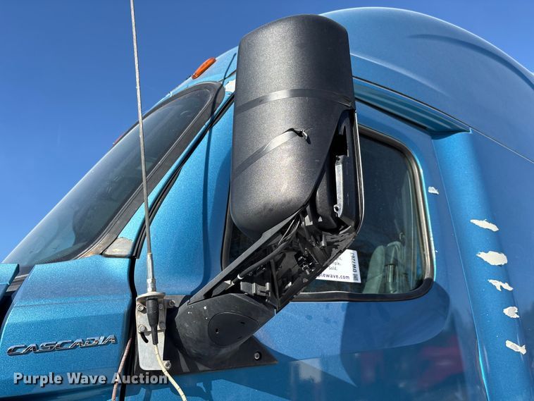 image for item DW7267 2019 Freightliner Cascadia semi truck