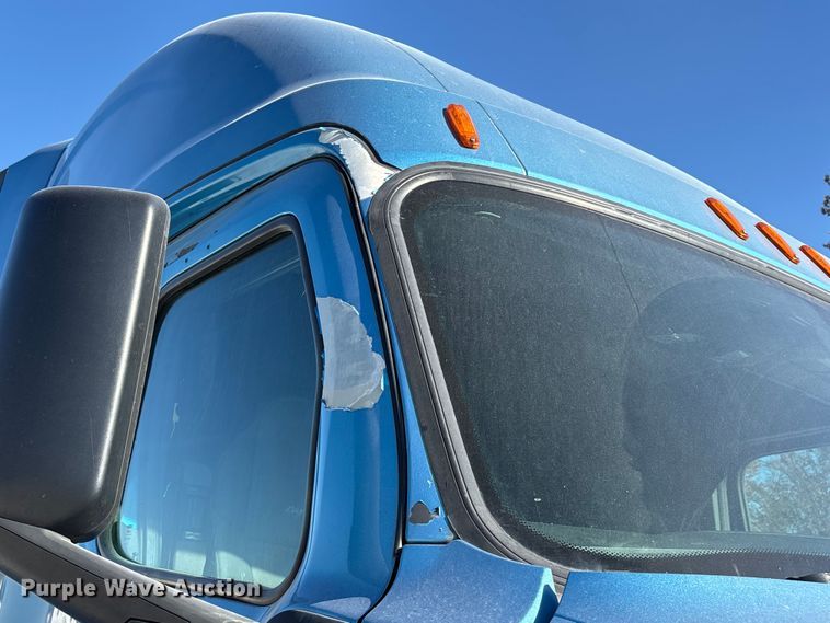 image for item DW7267 2019 Freightliner Cascadia semi truck