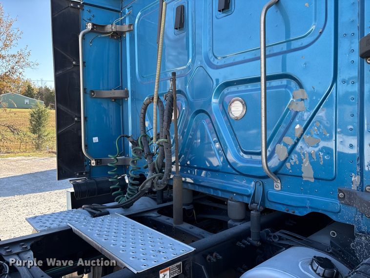 image for item DW7267 2019 Freightliner Cascadia semi truck