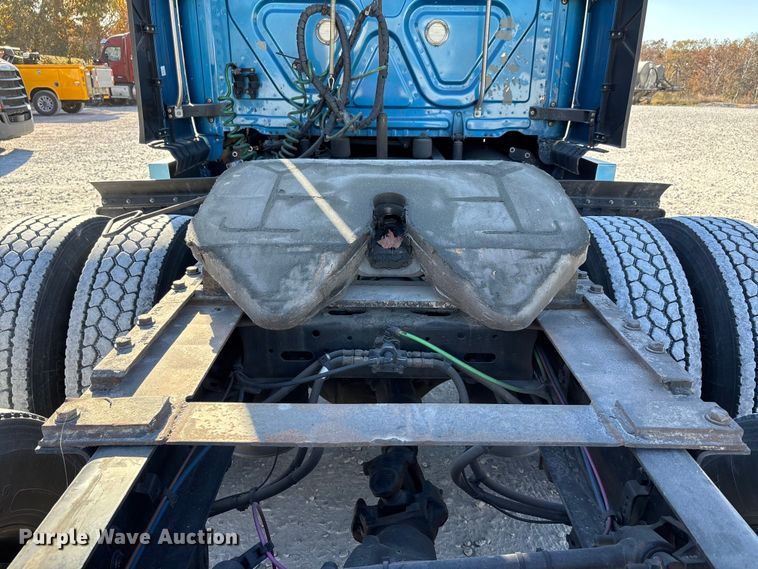 image for item DW7267 2019 Freightliner Cascadia semi truck