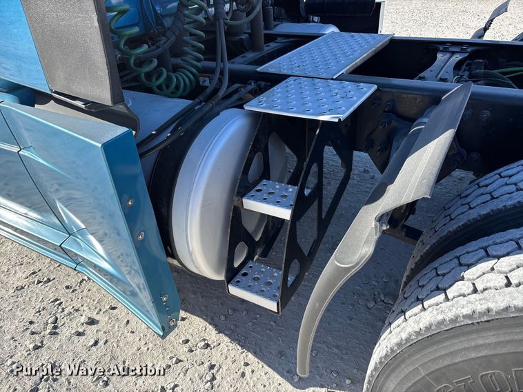 image for item DW7267 2019 Freightliner Cascadia semi truck