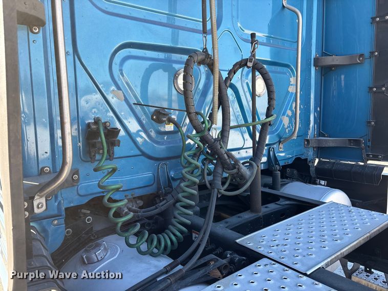 image for item DW7267 2019 Freightliner Cascadia semi truck