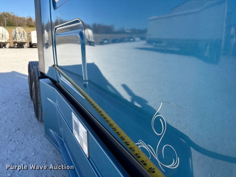 image for item DW7267 2019 Freightliner Cascadia semi truck