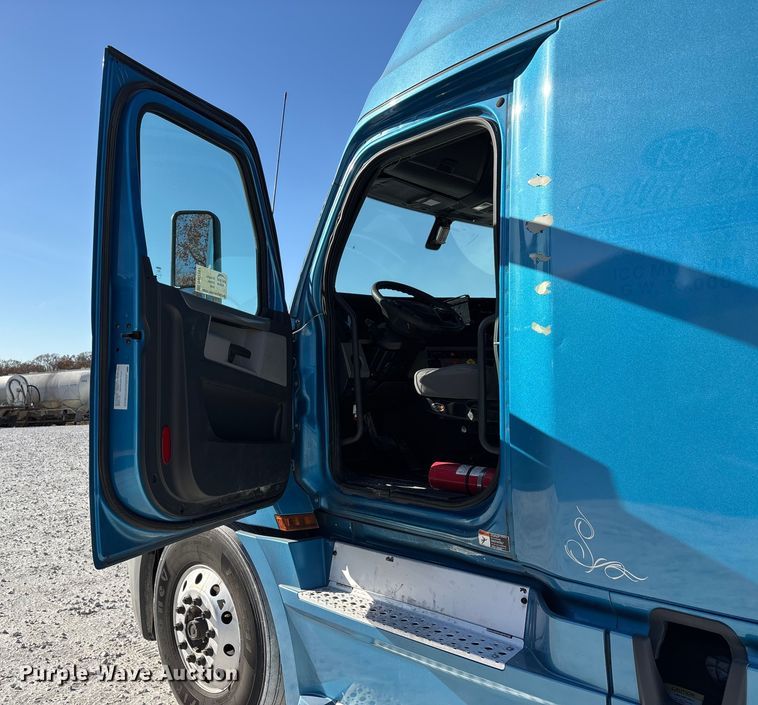 image for item DW7267 2019 Freightliner Cascadia semi truck