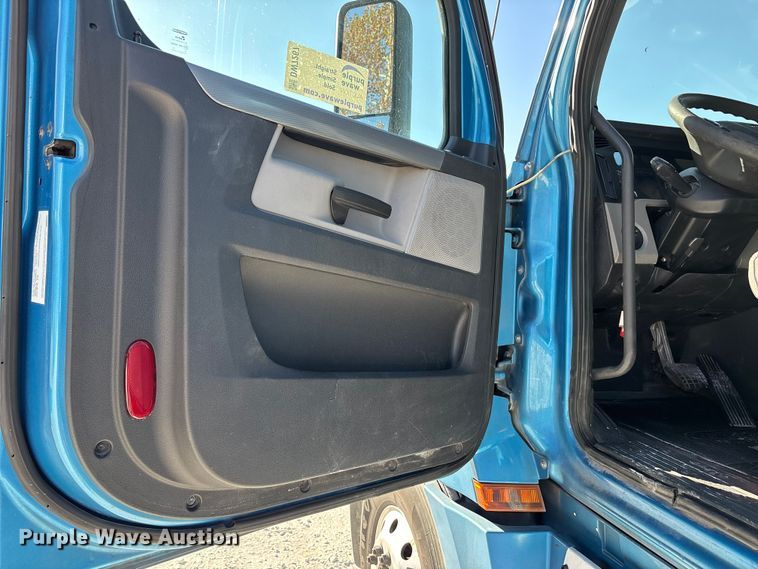 image for item DW7267 2019 Freightliner Cascadia semi truck