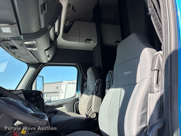 image for item DW7267 2019 Freightliner Cascadia semi truck