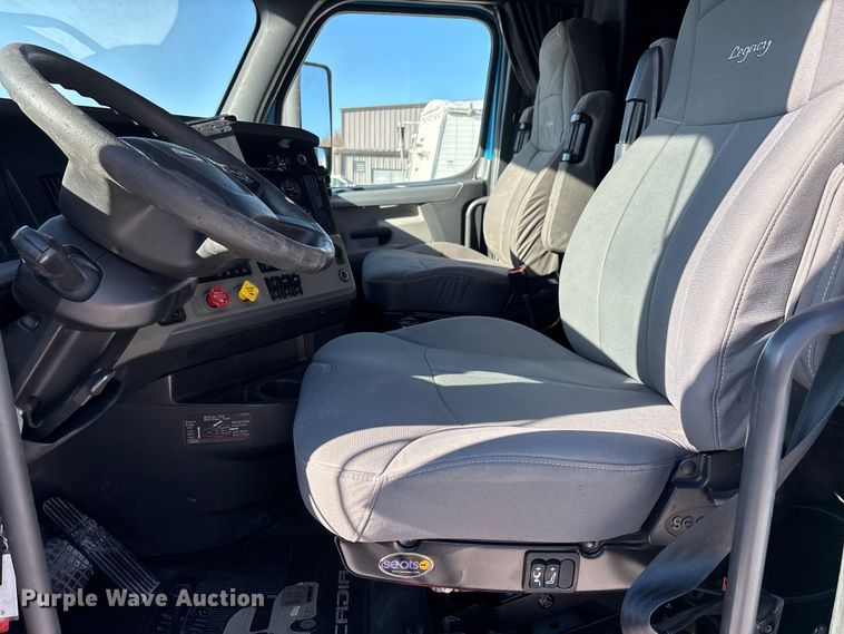 image for item DW7267 2019 Freightliner Cascadia semi truck