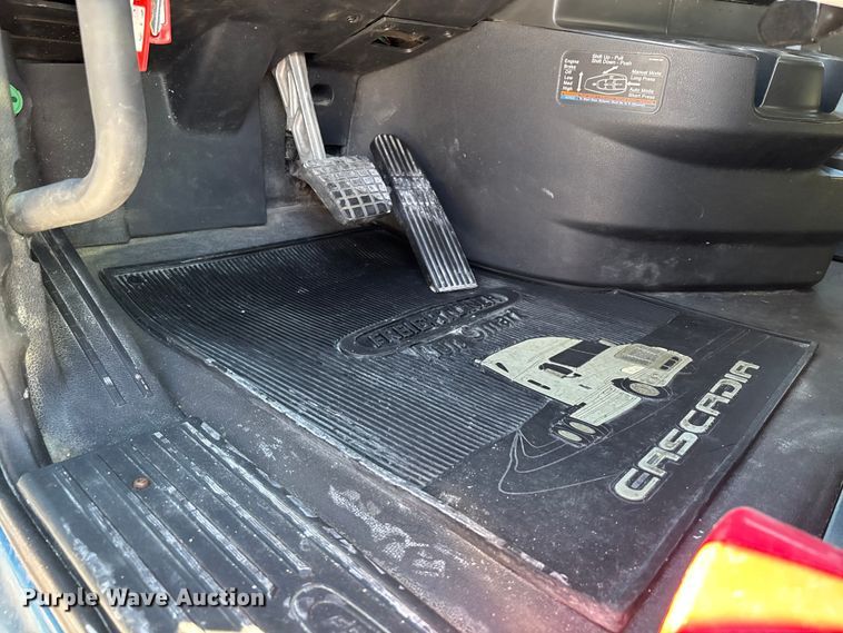 image for item DW7267 2019 Freightliner Cascadia semi truck