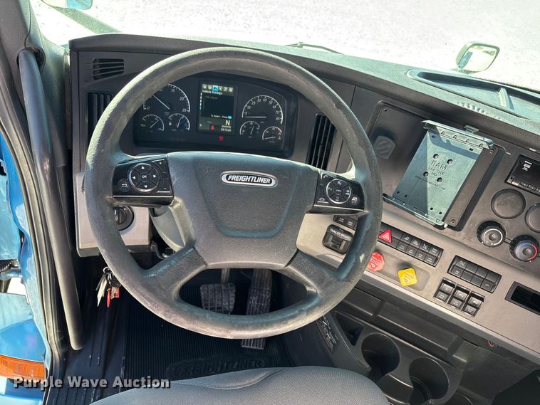 image for item DW7267 2019 Freightliner Cascadia semi truck