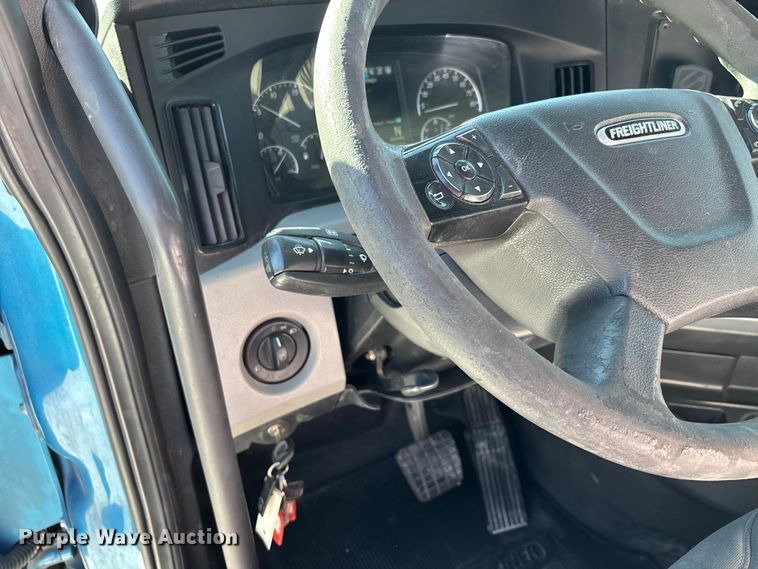 image for item DW7267 2019 Freightliner Cascadia semi truck