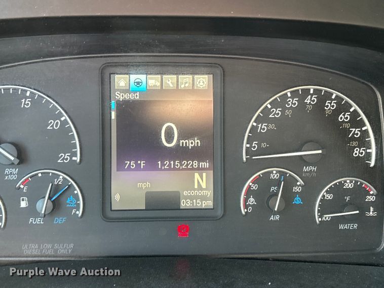 image for item DW7267 2019 Freightliner Cascadia semi truck