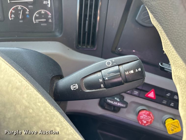 image for item DW7267 2019 Freightliner Cascadia semi truck