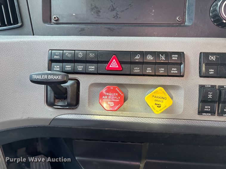 image for item DW7267 2019 Freightliner Cascadia semi truck