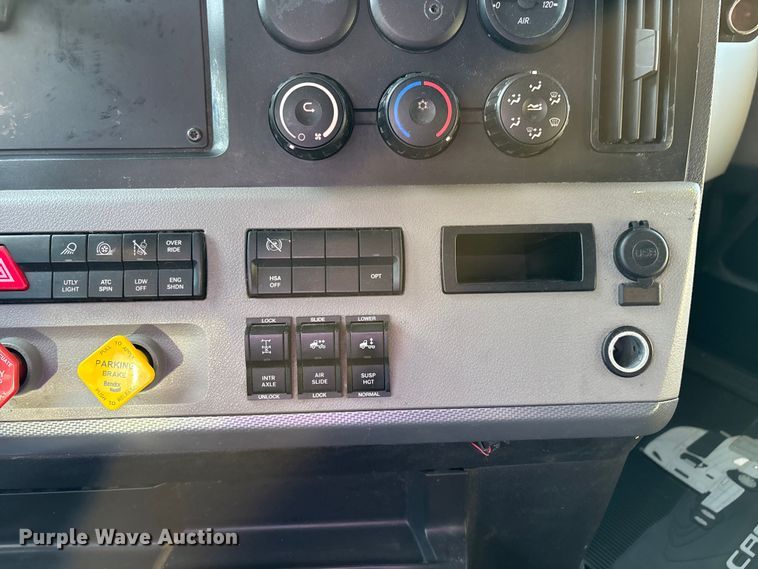 image for item DW7267 2019 Freightliner Cascadia semi truck