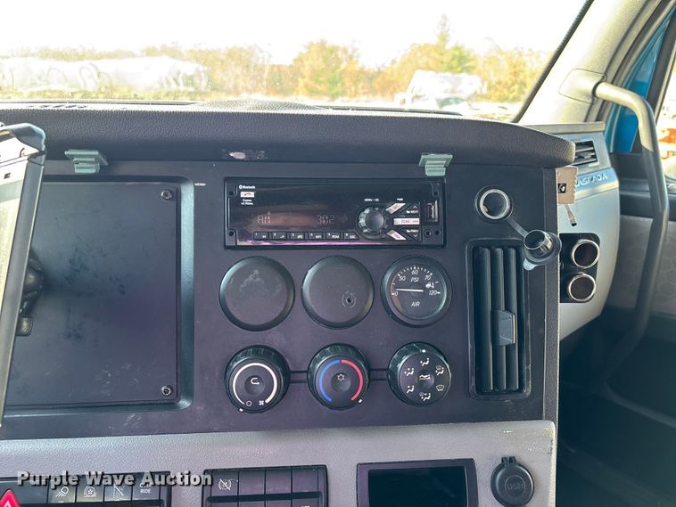 image for item DW7267 2019 Freightliner Cascadia semi truck