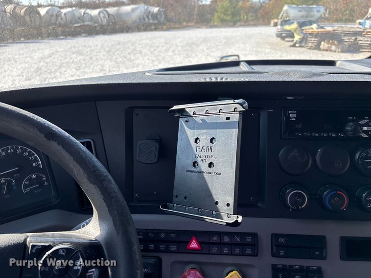 image for item DW7267 2019 Freightliner Cascadia semi truck