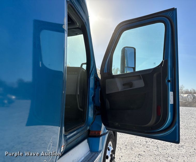 image for item DW7267 2019 Freightliner Cascadia semi truck