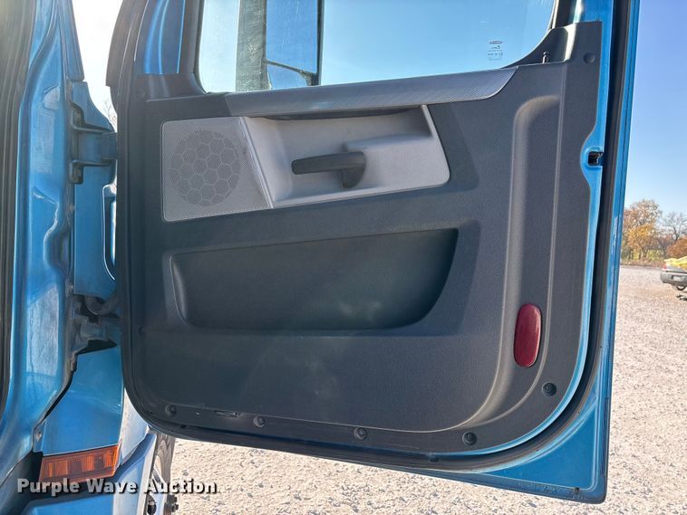 image for item DW7267 2019 Freightliner Cascadia semi truck