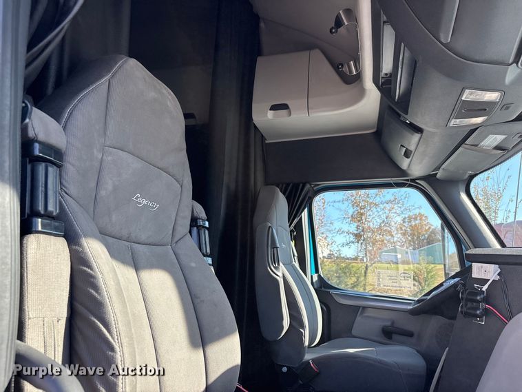 image for item DW7267 2019 Freightliner Cascadia semi truck