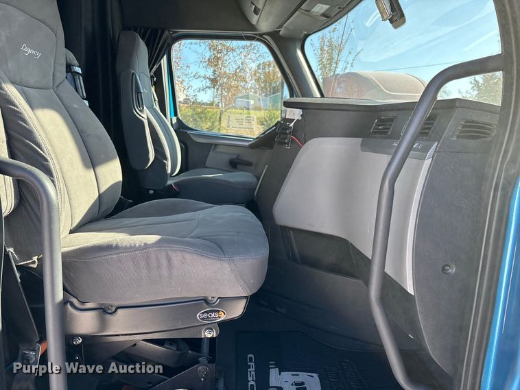 image for item DW7267 2019 Freightliner Cascadia semi truck