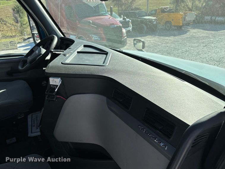 image for item DW7267 2019 Freightliner Cascadia semi truck