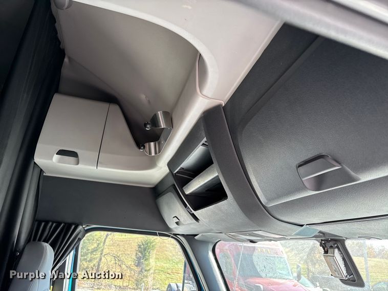 image for item DW7267 2019 Freightliner Cascadia semi truck