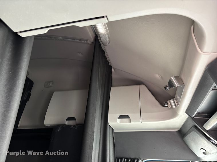 image for item DW7267 2019 Freightliner Cascadia semi truck