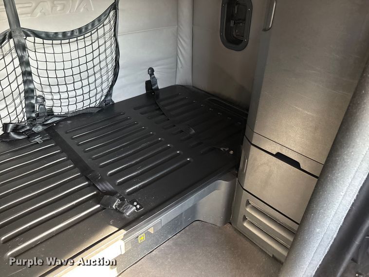 image for item DW7267 2019 Freightliner Cascadia semi truck