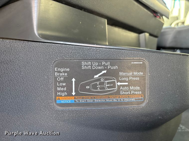 image for item DW7267 2019 Freightliner Cascadia semi truck