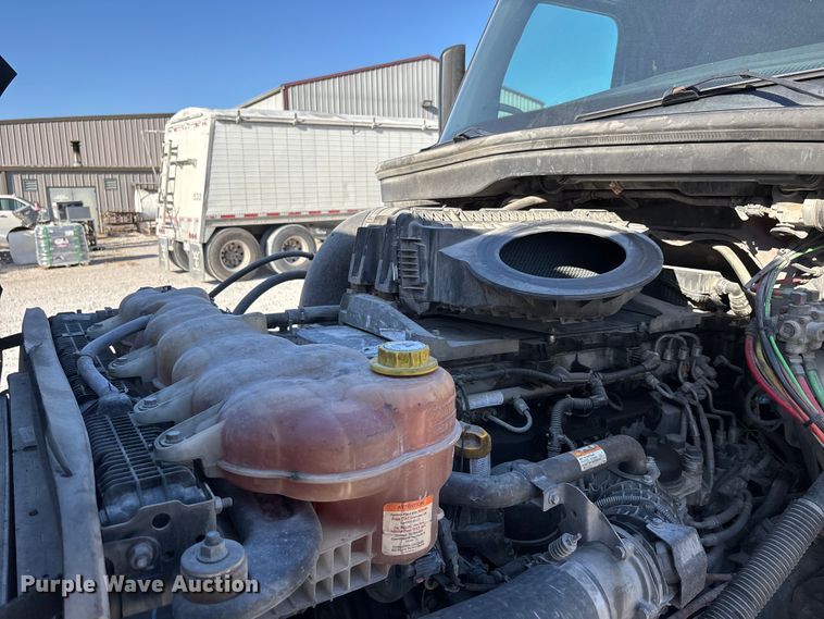 image for item DW7267 2019 Freightliner Cascadia semi truck