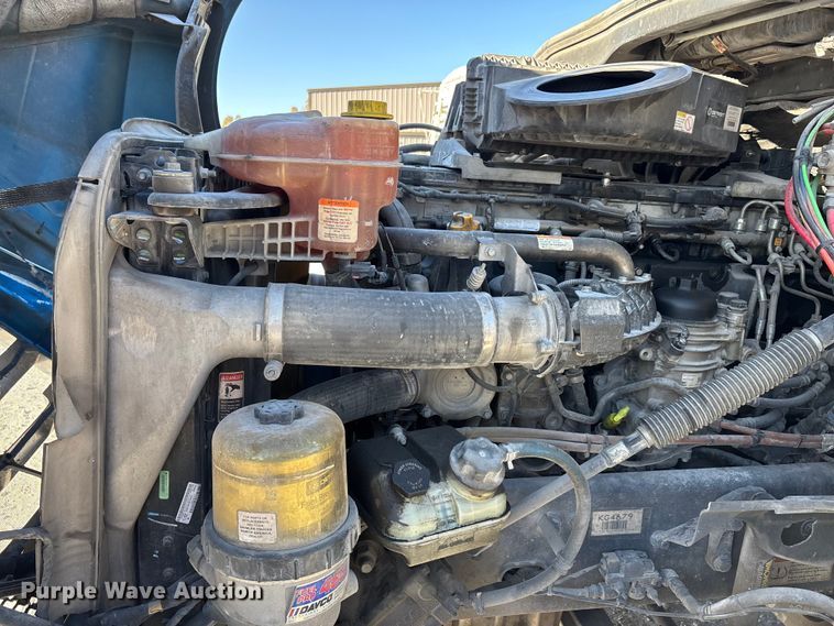 image for item DW7267 2019 Freightliner Cascadia semi truck