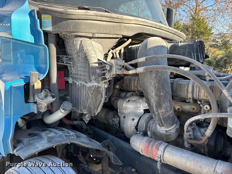 image for item DW7267 2019 Freightliner Cascadia semi truck