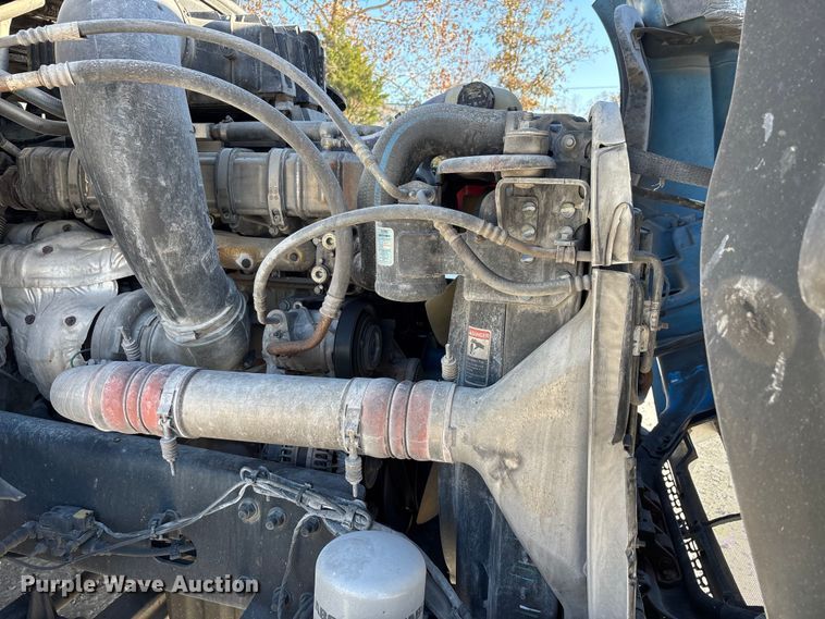 image for item DW7267 2019 Freightliner Cascadia semi truck