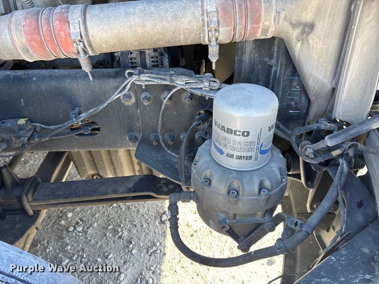 image for item DW7267 2019 Freightliner Cascadia semi truck