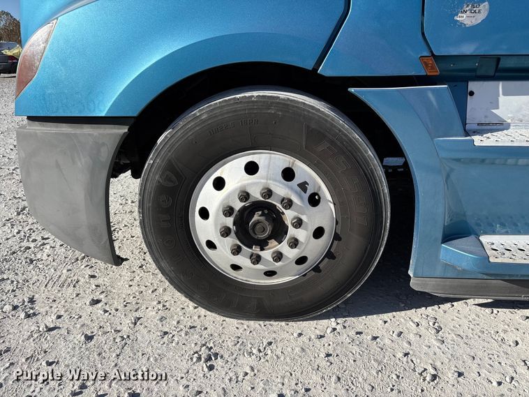 image for item DW7267 2019 Freightliner Cascadia semi truck