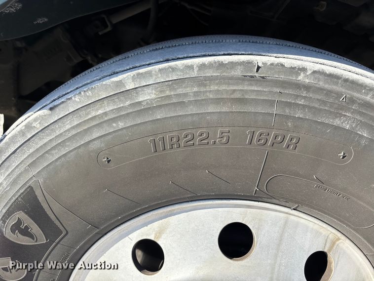 image for item DW7267 2019 Freightliner Cascadia semi truck