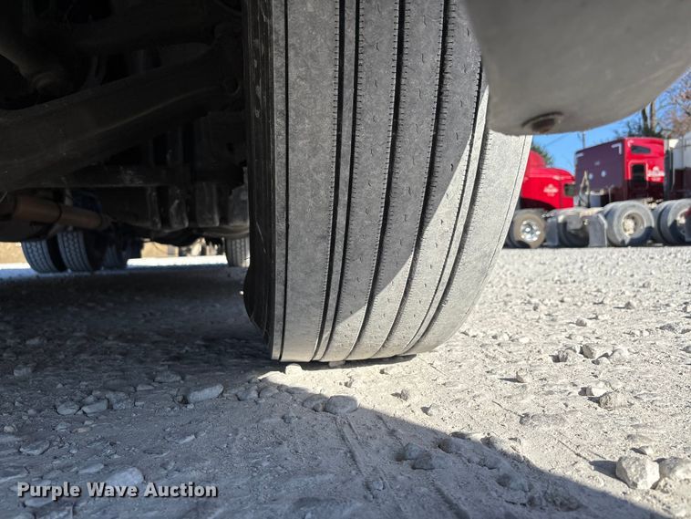 image for item DW7267 2019 Freightliner Cascadia semi truck