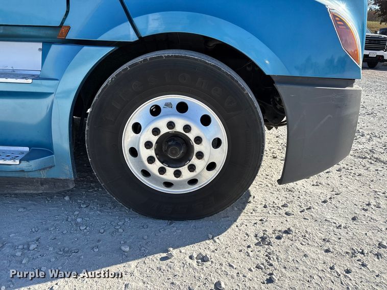 image for item DW7267 2019 Freightliner Cascadia semi truck