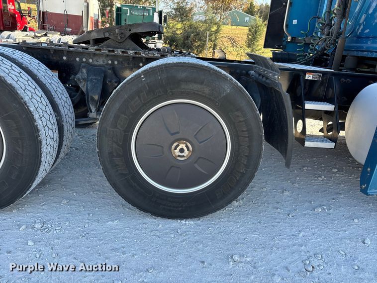 image for item DW7267 2019 Freightliner Cascadia semi truck