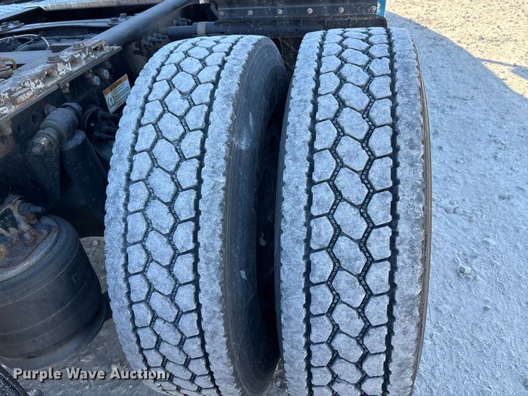 image for item DW7267 2019 Freightliner Cascadia semi truck