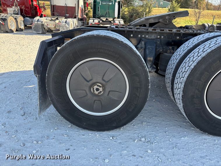 image for item DW7267 2019 Freightliner Cascadia semi truck