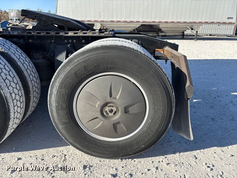 image for item DW7267 2019 Freightliner Cascadia semi truck