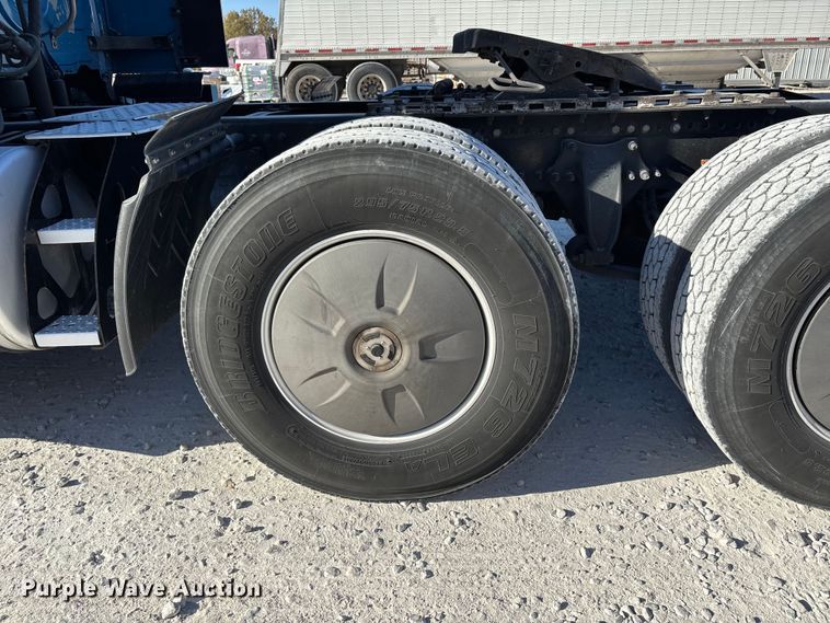 image for item DW7267 2019 Freightliner Cascadia semi truck