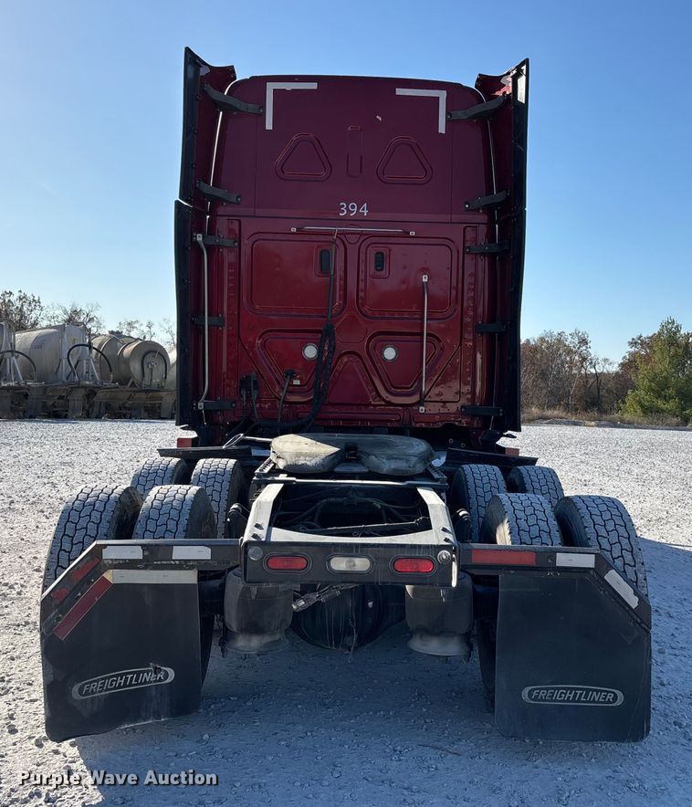 image for item DW7268 2020 Freightliner Cascadia semi truck