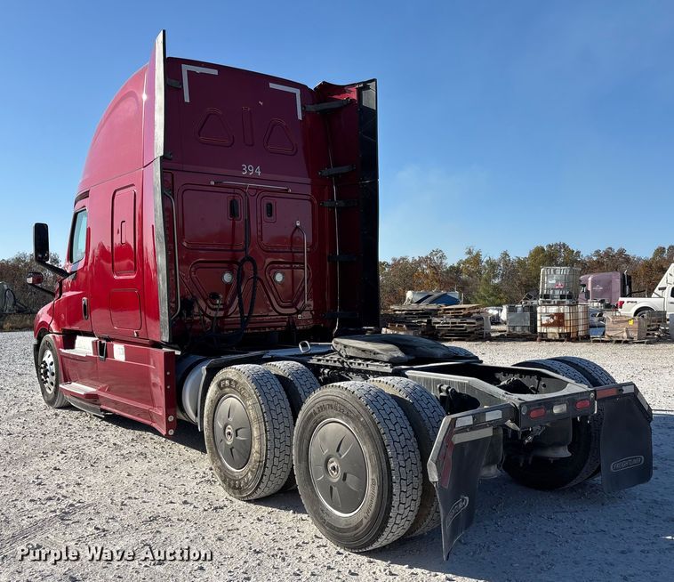 image for item DW7268 2020 Freightliner Cascadia semi truck