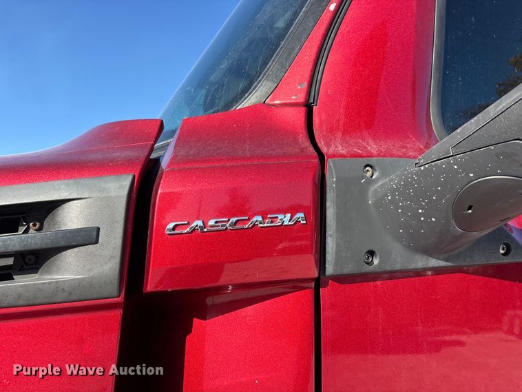 image for item DW7268 2020 Freightliner Cascadia semi truck