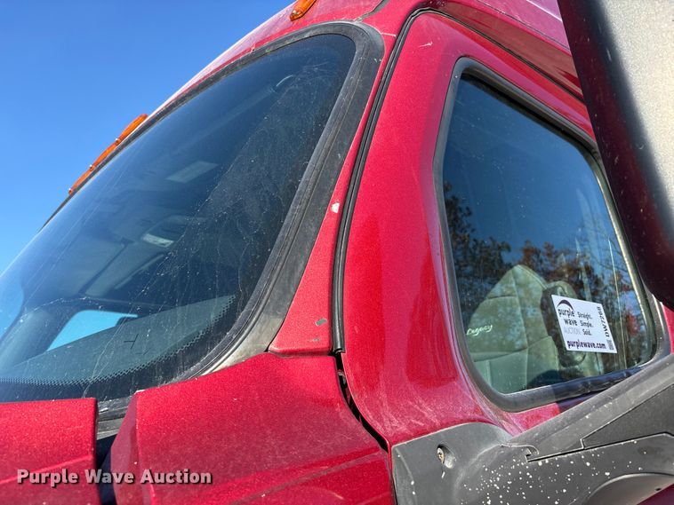 image for item DW7268 2020 Freightliner Cascadia semi truck