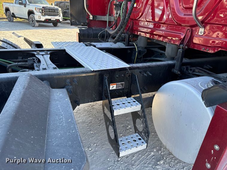 image for item DW7268 2020 Freightliner Cascadia semi truck