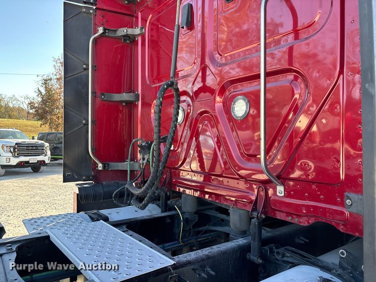 image for item DW7268 2020 Freightliner Cascadia semi truck